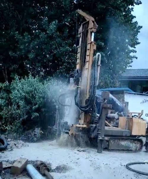 郊区钻岩石井